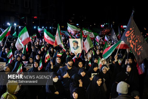 عزاداری و تجمع مردمی در سوگ رهبر شهید در میدان شهدای هفتم تیر تهران