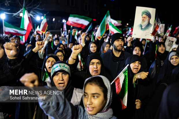 عزاداری و تجمع مردمی در سوگ رهبر شهید در میدان شهدای هفتم تیر تهران