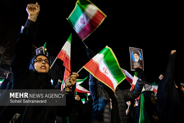 عزاداری و تجمع مردمی در سوگ رهبر شهید در میدان شهدای هفتم تیر تهران