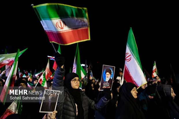 عزاداری و تجمع مردمی در سوگ رهبر شهید در میدان شهدای هفتم تیر تهران