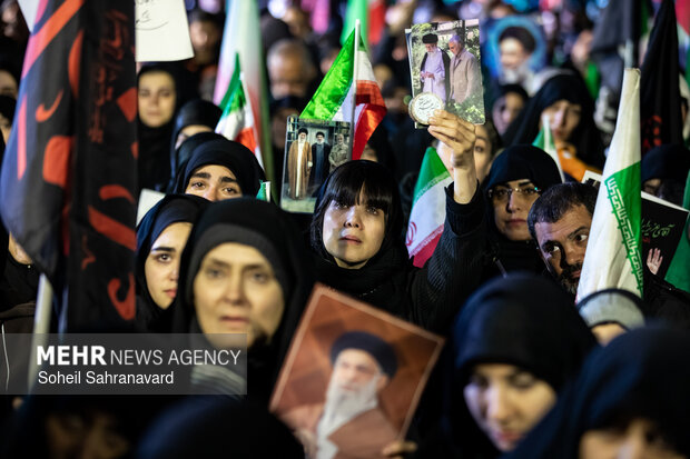 عزاداری و تجمع مردمی در سوگ رهبر شهید در میدان شهدای هفتم تیر تهران