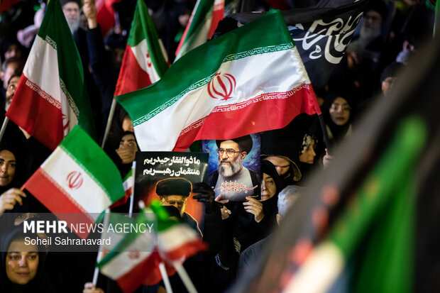 عزاداری و تجمع مردمی در سوگ رهبر شهید در میدان شهدای هفتم تیر تهران