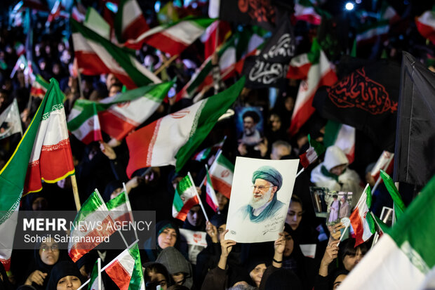 عزاداری و تجمع مردمی در سوگ رهبر شهید در میدان شهدای هفتم تیر تهران