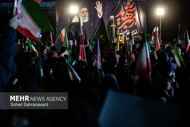 عزاداری و تجمع مردمی در سوگ رهبر شهید در میدان شهدای هفتم تیر تهران