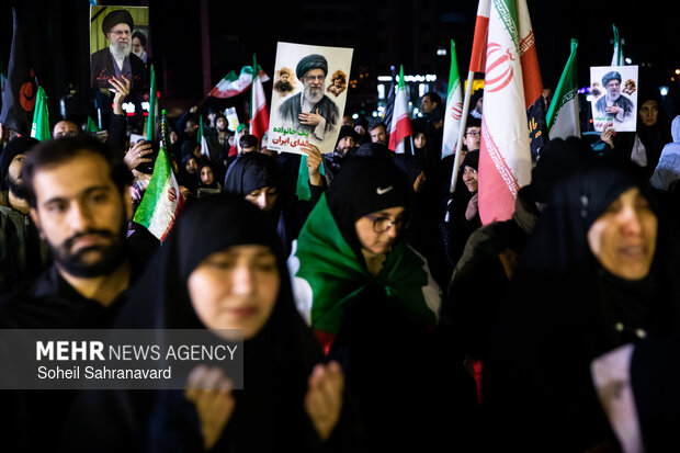 عزاداری و تجمع مردمی در سوگ رهبر شهید در میدان شهدای هفتم تیر تهران