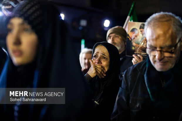 عزاداری و تجمع مردمی در سوگ رهبر شهید در میدان شهدای هفتم تیر تهران