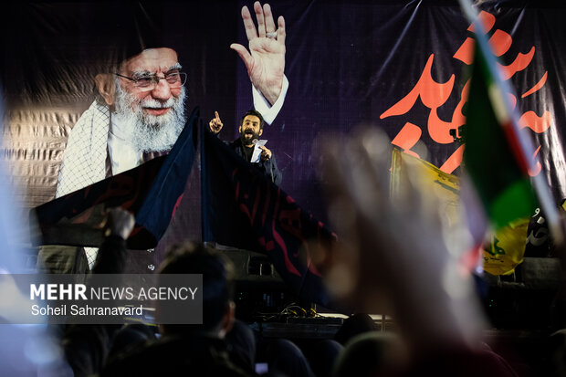 عزاداری و تجمع مردمی در سوگ رهبر شهید در میدان شهدای هفتم تیر تهران