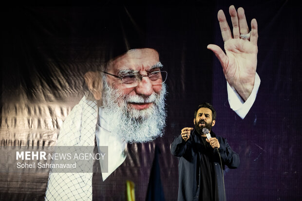 عزاداری و تجمع مردمی در سوگ رهبر شهید در میدان شهدای هفتم تیر تهران