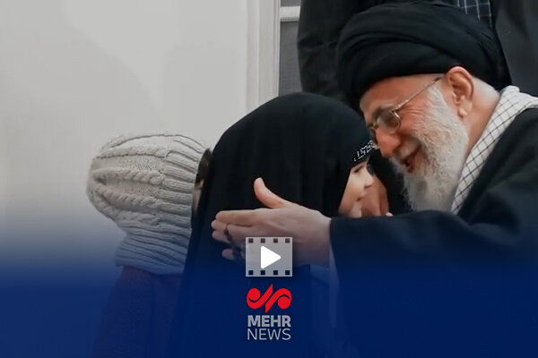 لحظاتی دیده نشده از گفتوگوی پدرانه رهبر شهید انقلاب با کودکان لحظاتی دیده نشده از گفتوگوی پدرانه رهبر شهید انقلاب با کودکان