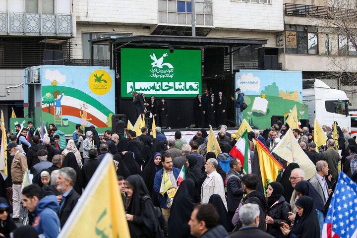 مشارکت تماشاخانه‌های سیار کانون در مراسم سوگواری رهبر شهید