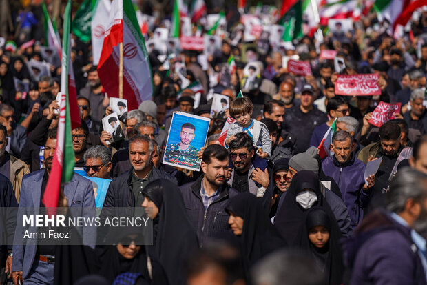 تشییع پیکر 12 شهید اقتدار وطن در شیراز