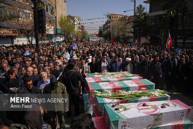 اقامه نماز بر پیکر ۱۲ شهید اقتدار وطن در شیراز