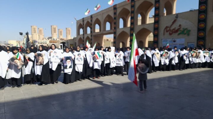 مادران یزدی کفن‌پوش به میدان آمدند