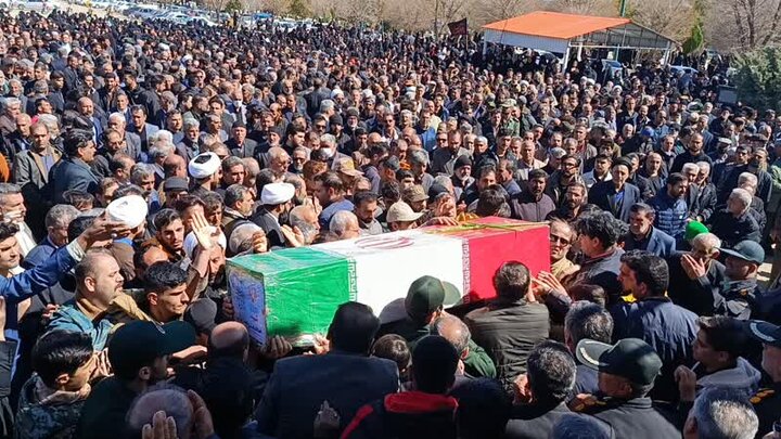 دوشادوش رزمندگان اسلام در پشت جبهه و در جهاد تبیین نقش آفرینی می کنیم