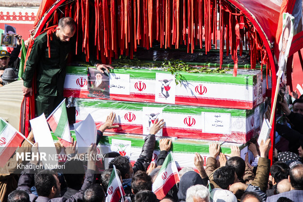 تشییع پیکر مطهر ۳۰ شهید اقتدار در اصفهان