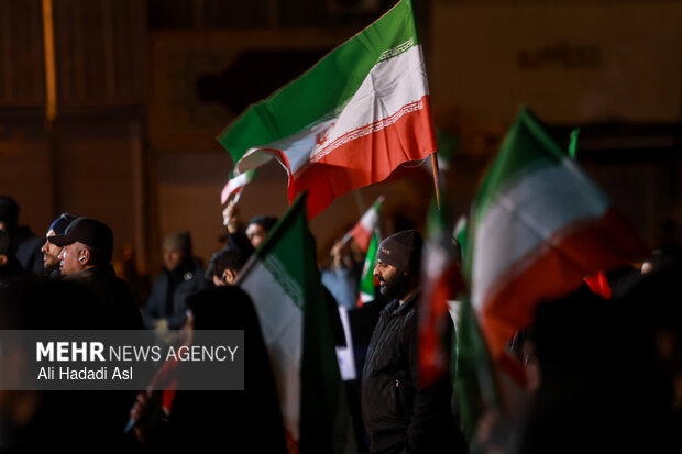 عزاداری مردم در سوگ رهبر شهید در میدان حضرت ولیعصر (عج) تهران