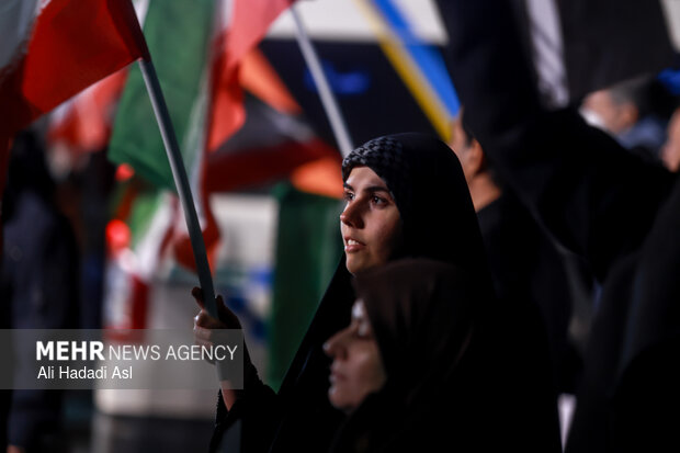 عزاداری مردم در سوگ رهبر شهید در میدان حضرت ولیعصر (عج) تهران