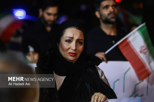 عزاداری مردم در سوگ رهبر شهید در میدان حضرت ولیعصر (عج) تهران