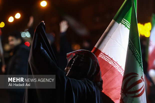 عزاداری مردم در سوگ رهبر شهید در میدان حضرت ولیعصر (عج) تهران