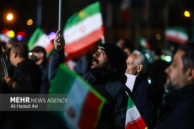 عزاداری مردم در سوگ رهبر شهید در میدان حضرت ولیعصر (عج) تهران