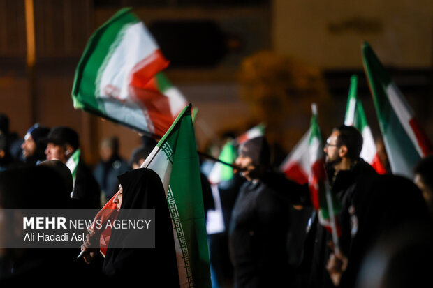 عزاداری مردم در سوگ رهبر شهید در میدان حضرت ولیعصر (عج) تهران