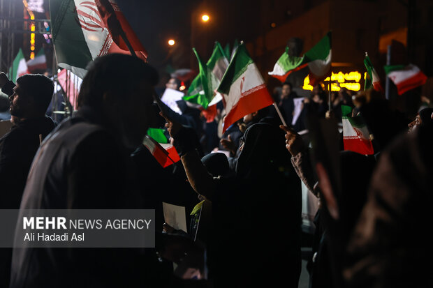 عزاداری مردم در سوگ رهبر شهید در میدان حضرت ولیعصر (عج) تهران