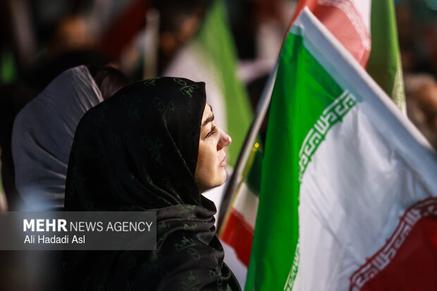 عزاداری مردم در سوگ رهبر شهید در میدان حضرت ولیعصر (عج) تهران