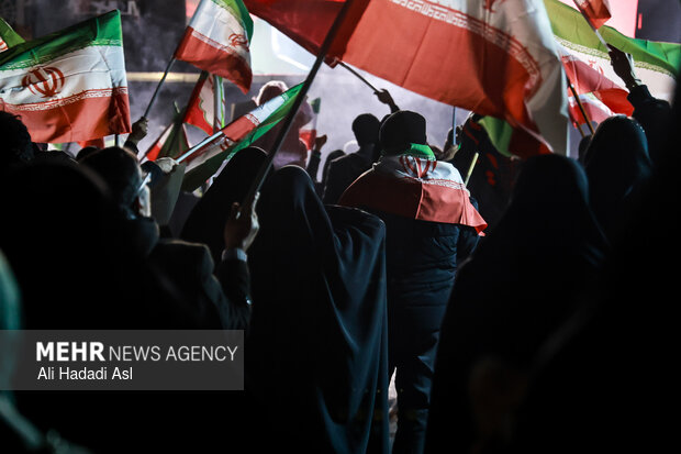 عزاداری مردم در سوگ رهبر شهید در میدان حضرت ولیعصر (عج) تهران