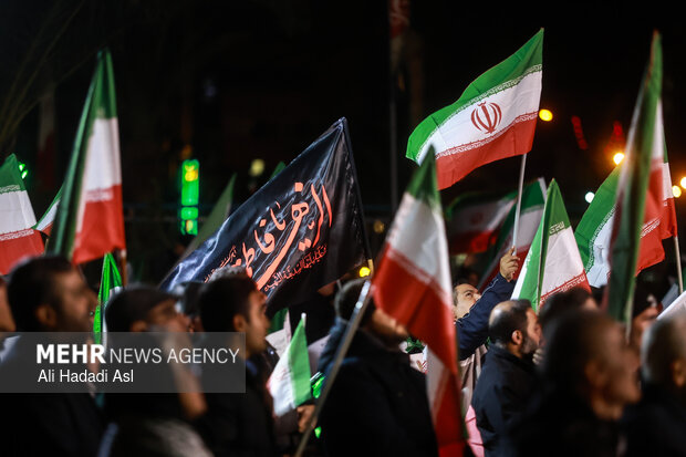 عزاداری مردم در سوگ رهبر شهید در میدان حضرت ولیعصر (عج) تهران