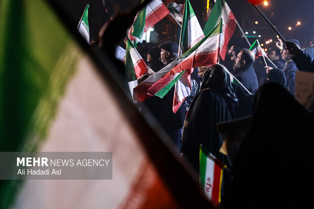 عزاداری مردم در سوگ رهبر شهید در میدان حضرت ولیعصر (عج) تهران