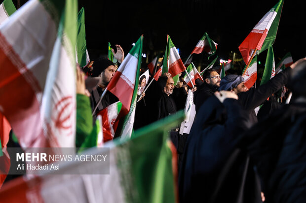 عزاداری مردم در سوگ رهبر شهید در میدان حضرت ولیعصر (عج) تهران
