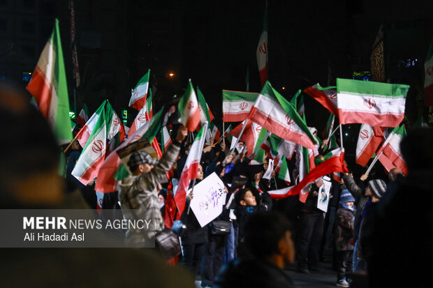 عزاداری مردم در سوگ رهبر شهید در میدان حضرت ولیعصر (عج) تهران