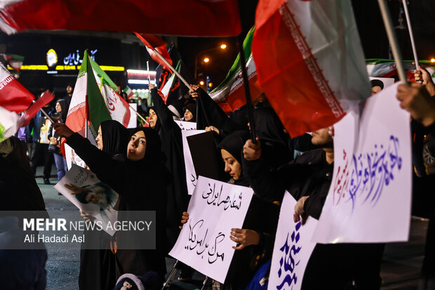 عزاداری مردم در سوگ رهبر شهید در میدان حضرت ولیعصر (عج) تهران