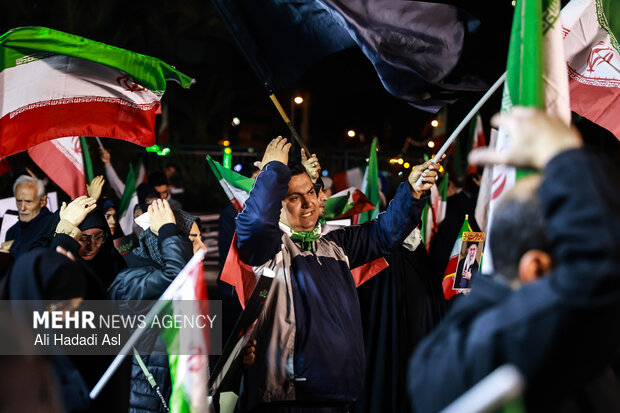 عزاداری مردم در سوگ رهبر شهید در میدان حضرت ولیعصر (عج) تهران