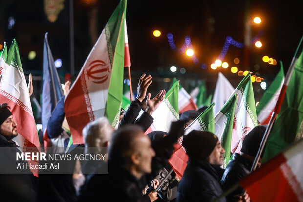 عزاداری مردم در سوگ رهبر شهید در میدان حضرت ولیعصر (عج) تهران