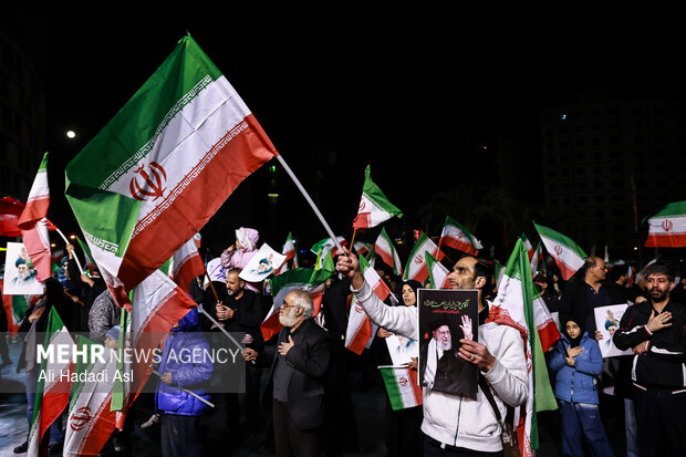 عزاداری مردم در سوگ رهبر شهید در میدان حضرت ولیعصر (عج) تهران