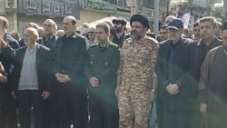 حضور امام جمعه لاهیجان با لباس نظامی در راهپیمایی خونخواهی رهبر شهید