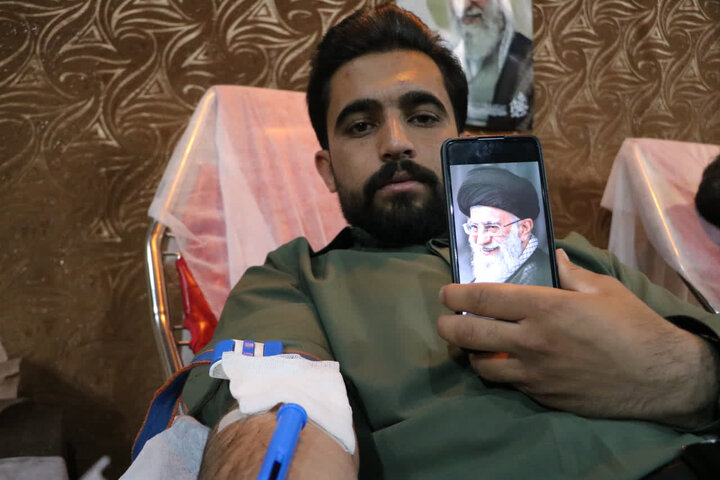 اهدای خون به عشق امام خامنه‌ای در روستای ده زیار کرمان