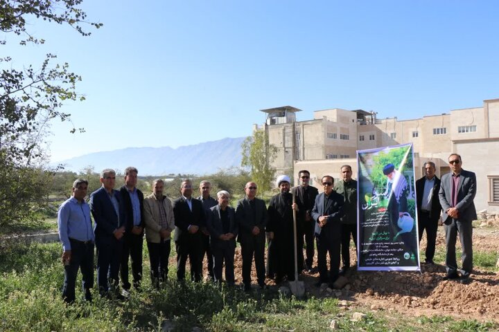 کاشت ۸۶ سرو در کازرون به یاد رهبر شهید انقلاب اسلامی