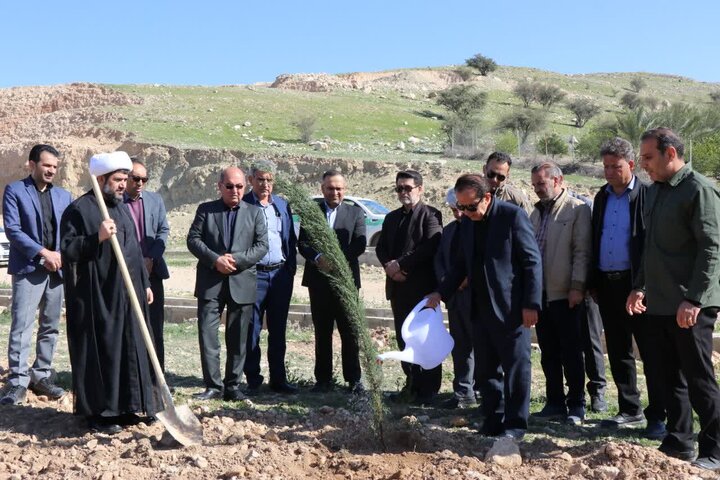 کاشت ۸۶ سرو در کازرون به یاد رهبر شهید انقلاب اسلامی