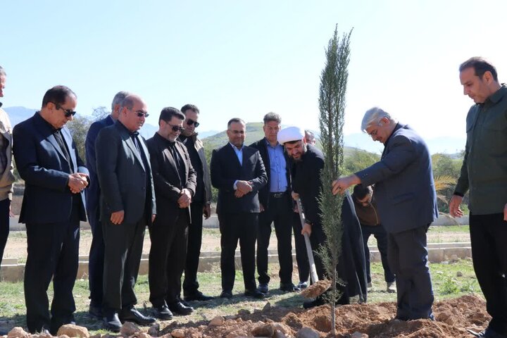 کاشت ۸۶ سرو در کازرون به یاد رهبر شهید انقلاب اسلامی
