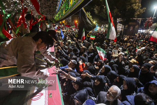 وداع با سه شهید اقتدار همزمان با سوگ رهبر شهید امت در اراک