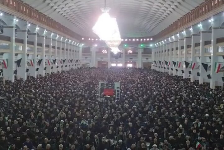 Tebriz halkından Cuma namazına yokğun katılım