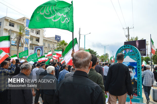 خروش ضد آمریکایی -صهیونیستی مردم بندرعباس بعد از اقامه نماز جمعه
