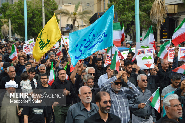 خروش ضد آمریکایی -صهیونیستی مردم بندرعباس بعد از اقامه نماز جمعه