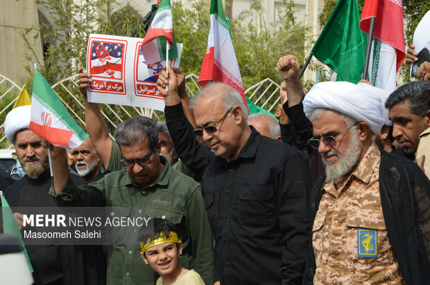خروش ضد آمریکایی -صهیونیستی مردم بندرعباس بعد از اقامه نماز جمعه