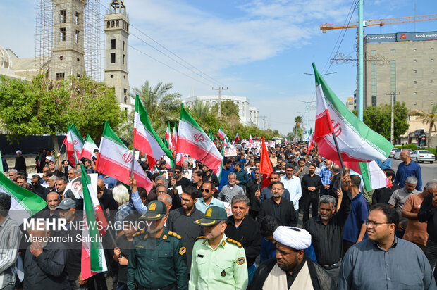 خروش ضد آمریکایی -صهیونیستی مردم بندرعباس بعد از اقامه نماز جمعه