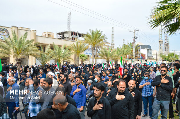 خروش ضد آمریکایی -صهیونیستی مردم بندرعباس بعد از اقامه نماز جمعه