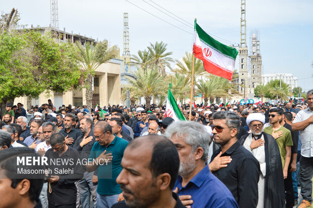 خروش ضد آمریکایی -صهیونیستی مردم بندرعباس بعد از اقامه نماز جمعه