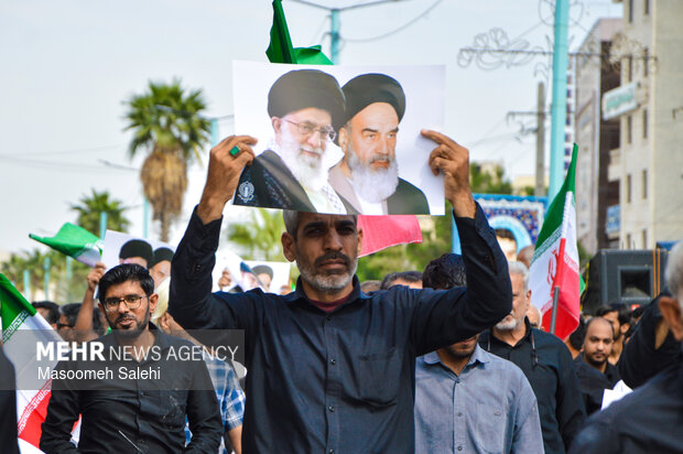 خروش ضد آمریکایی -صهیونیستی مردم بندرعباس بعد از اقامه نماز جمعه